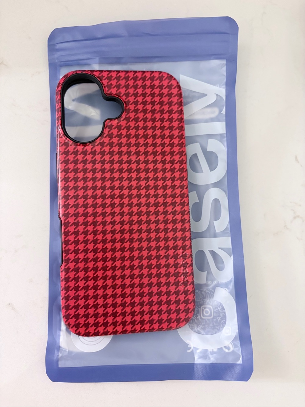 Casely Red Houndstooth Protective Phone Case - Stylish Slim MagSafe Cover